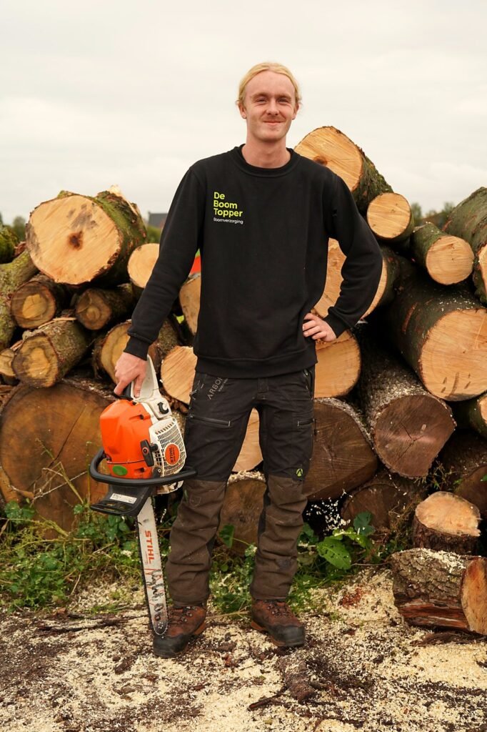 Boomverzorger van De Boom Topper met kettingzaag voor gezaagde stammen