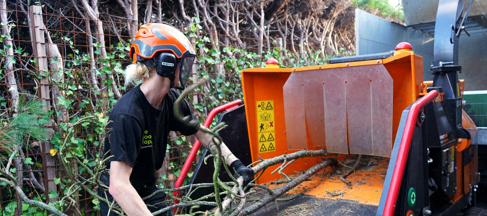 Takken worden versnipperd in de hakselaar van De Boom Topper