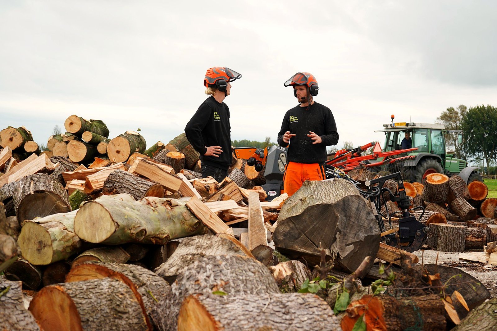 Twee boomverzorgers van De Boom Topper in overleg op de werf