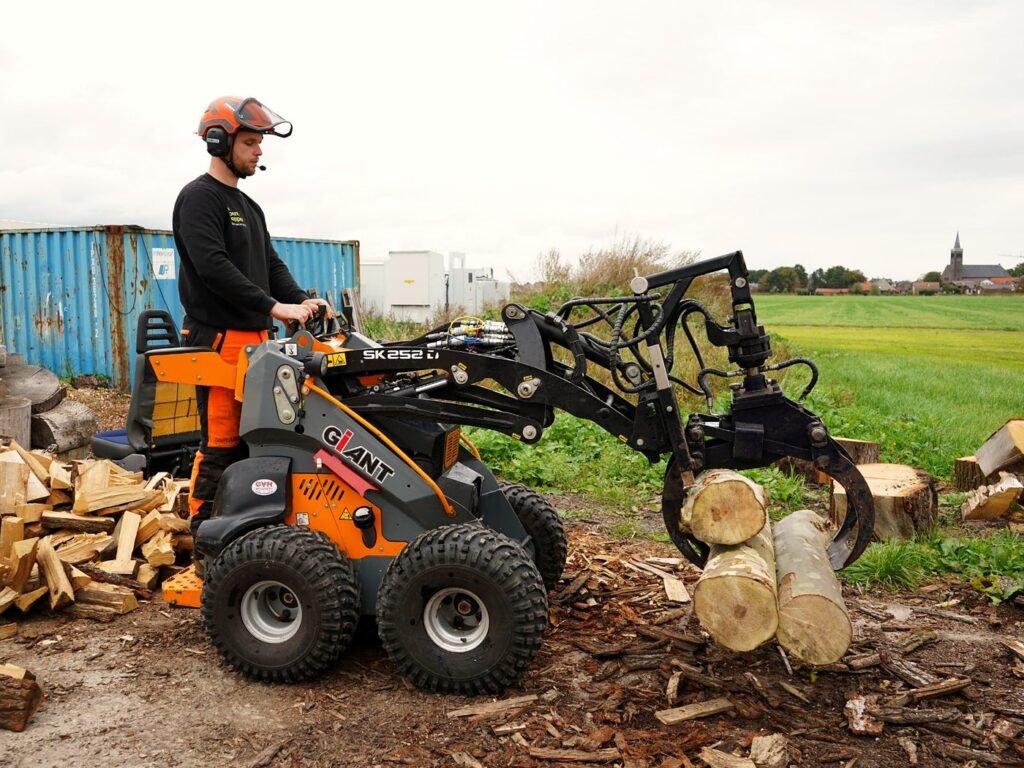 Minishovel met bomenklem tilt stammen, te huur bij De Boom Topper