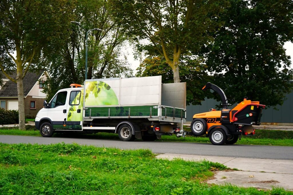 Bedrijfswagen van De Boom Topper met versnipperaar onderweg naar een klus