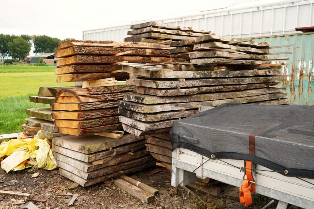Gezaagde planken liggen te drogen op de werf