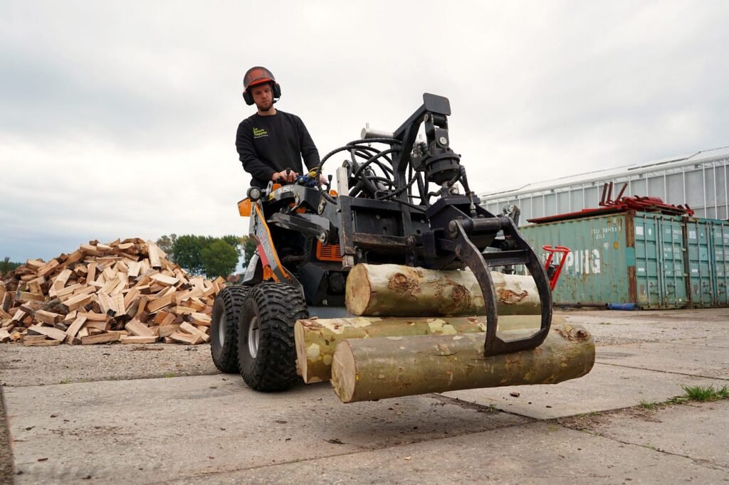 Boomverzorger tilt stammen met de minishovel